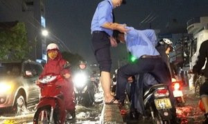 Mưa lớn và triều cường, đường Sài Gòn ngập như biển