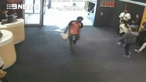 Video: Đợi rút tiền quá lâu, thanh niên xách hơn 10 lít xăng đốt ngân hàng