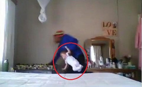 Ném bé sơ sinh vào nôi như đồ vật, bảo mẫu bị buộc tội giết người