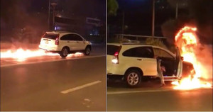 Hà Nội: Ô tô kéo lê xe máy hàng trăm mét, bốc cháy ngùn ngụt trong đêm