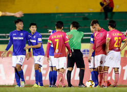 Đạp ngực Mạc Hồng Quân, tuyển thủ U22 Việt Nam bị phạt nặng