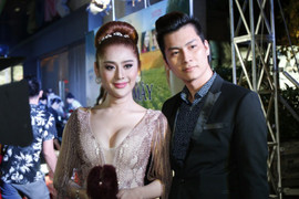 Lâm Chí Khanh được chồng trẻ sắp cưới đội mưa đưa đi xem phim đồng tính