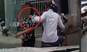 Cướp thản nhiên dí dao, dùng kìm cắt dây chuyền vàng trên cổ người dân giữa Sài Gòn