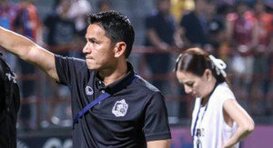 Đội nhà thua, Kiatisak từ chức ngay trong phòng họp báo