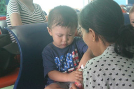 Sức khỏe bé trai bị đâm xuyên não ra sao khi 2 tuổi?