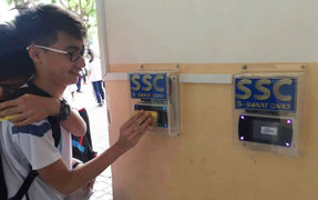 Vì sao học sinh TP.HCM điểm danh bằng cách quẹt thẻ?