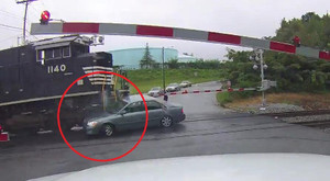 Không kịp vượt đường ray, nữ tài xế ngậm ngùi nhìn tàu hỏa húc bay ô tô