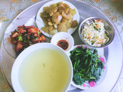 Chia sẻ mâm cơm gia đình 5 người chưa đến 50 ngàn, cô gái trẻ bị các 'thánh soi' 'mổ xẻ'