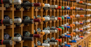 Cấm bán rượu cho người dưới 18 tuổi: Lại bất khả thi?