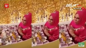 Nữ CEO nằm trong bồn tắm đầy tiền và trang sức gây tranh cãi