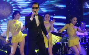 Ca sĩ hải ngoại Nguyễn Hưng trẻ trung bên dàn vũ công nóng bỏng