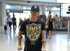 Bệnh cũ bất ngờ tái phát, Ngô Kinh phải chống nạng đi lại