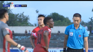 Video: Bị thổi phạt đền, đội trưởng Hải Phòng quỳ xuống sân vái trọng tài