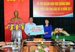 Bộ GD-ĐT trao 1 tỷ đồng hỗ trợ ngành giáo dục Quảng Bình, Hà Tĩnh