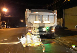 Nam thanh niên lao vào xe tải chết trong đêm