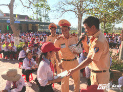 Công an Hà Tĩnh xuống trường học hướng dẫn luật giao thông cho học sinh