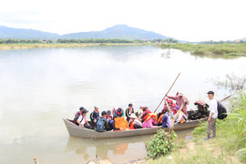 Video: Học sinh nín thở ngồi trên đò sang sông đến trường