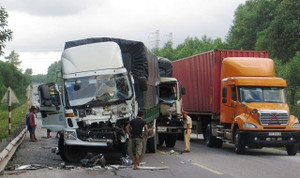 3 ô tô tông nhau liên hoàn, quốc lộ 1A ùn tắc kéo dài