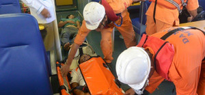 Điều tàu SAR412 cứu ba ngư dân bị ngạt khí gas, nguy kịch trên biển