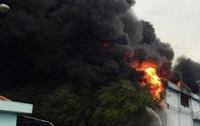 Phụ huynh hốt hoảng chạy đến điểm giữ trẻ bốc cháy dữ dội ở Sài Gòn