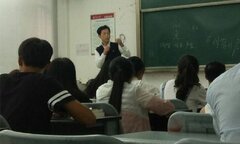 Tiết lộ lý do giáo sư mang mẹ già lên giảng đường khiến ai cũng xúc động