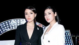 Hoa hậu Kỳ Duyên, Á hậu Tú Anh khoe vòng 1 lấp ló sexy