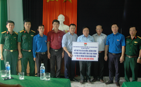 Tân Á Đại Thành trao tặng 100 bồn nước tới bà con vùng lũ Quảng Bình, Hà Tĩnh