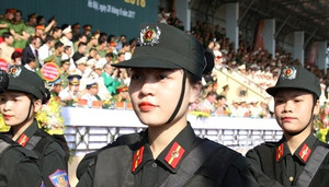 Ảnh: Nữ sinh cảnh sát duyệt binh hùng dũng trong ngày khai giảng