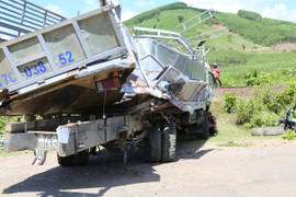 Video, ảnh: Hiện trường tàu hỏa tông xe tải văng xa 20m ở Bình Định