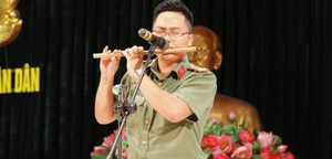 Video: Chiến sỹ công an thổi sáo trúc 'Triệu đoá hồng' khiến nhiều người trầm trồ khen ngợi