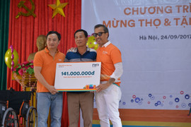 FWD chia sẻ hạnh phúc với các cụ già neo đơn