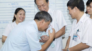 Bé trai 5 ngày tuổi bị mẹ bỏ rơi tại Viện Huyết học - Truyền máu Trung ương