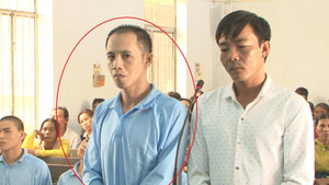 Lạng lách, đánh võng trước đầu xe ô tô, nam thanh niên bị đâm chết