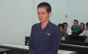 Bị chất vấn chuyện cá độ bóng đá, chồng phóng dao đoạt mạng vợ trong đêm