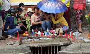 Thêm một bé trai bị nước mưa cuốn vào cống mất tích trên đường đi học về