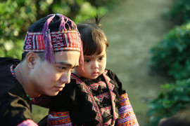 Tan chảy với bộ ảnh đầy yêu thương: 'Bố đưa con đi khắp thế gian' ở Mộc Châu