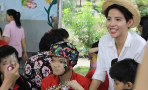 Vũ Cát Tường giản dị, vui Trung thu cùng trẻ khuyết tật