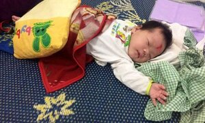 Bé 3 tháng tuổi bị bỏ rơi bên đường ở Nghệ An đã có bố mẹ nuôi