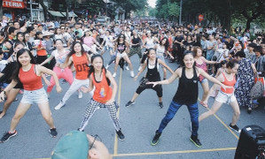 Hàng trăm người hào hứng với màn nhảy tập thể trên phố đi bộ