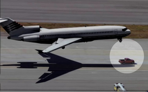 Video: Xe bán tải cứu máy bay chở 200 khách khỏi tai nạn thảm khốc