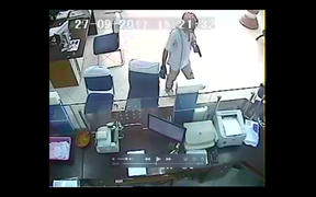 Video: Kẻ bịt mặt đã dùng súng cướp ngân hàng ở Trà Vinh thế nào?