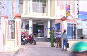 Dùng súng cướp ngân hàng ở Vĩnh Long: Phát hiện trang phục, túi xách của nghi phạm