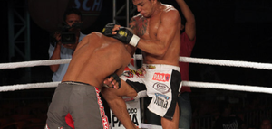 Võ sỹ MMA tung đòn siết cổ sát thủ rồi nhanh trí cứu đối phương thoát chết