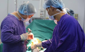 'Hồi sinh' đôi chân cho người phụ nữ bị thoái hóa khớp