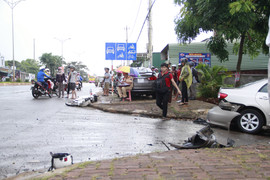 Bị xe ô tô kéo lê 10m, nam sinh lớp 10 nguy kịch