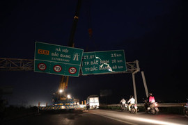 Video: Biển hiệu đổ sập, hàng trăm xe tải chôn chân trên Quốc lộ 1