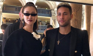Maya thân mật chụp ảnh cùng cầu thủ nổi tiếng thế giới Neymar