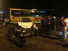 Xe khách chở 30 người tông xe taxi bẹp dúm