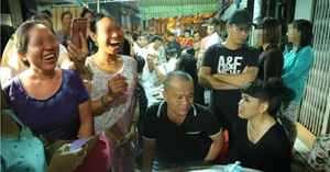 Đám đông cười đùa, xin chụp ảnh phản cảm trong đám tang nghệ sĩ Khánh Nam