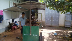 Trưởng phòng ở Đắk Lắk nghỉ việc về nhà đẩy xe bán hàng rong: 'Sống thật, làm thật để được ghi nhận'